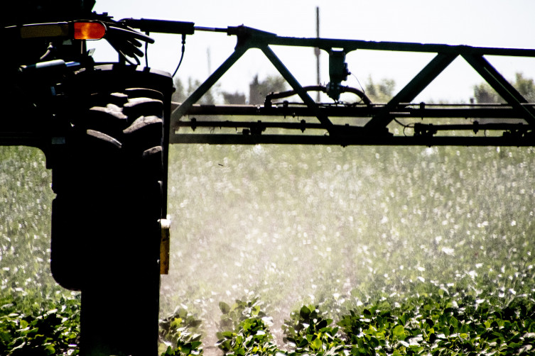 Spray rig spraying field